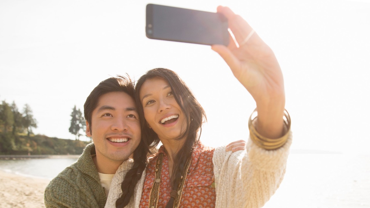 Asian couple taking selfie; image used for HSBC Macau home & Away page