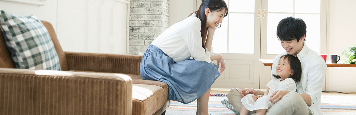 Family talking in living room; image used for HSBC Macau general insurance page.