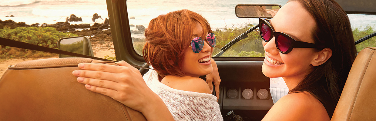 兩個女孩快樂地開車；圖片用於滙豐澳門信用卡海外消費優惠頁面。