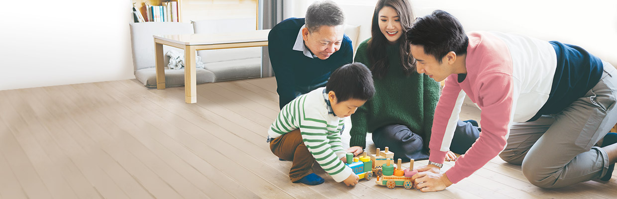 陪伴孩子玩耍得家庭; 圖片用於澳門滙溢保險計劃頁面