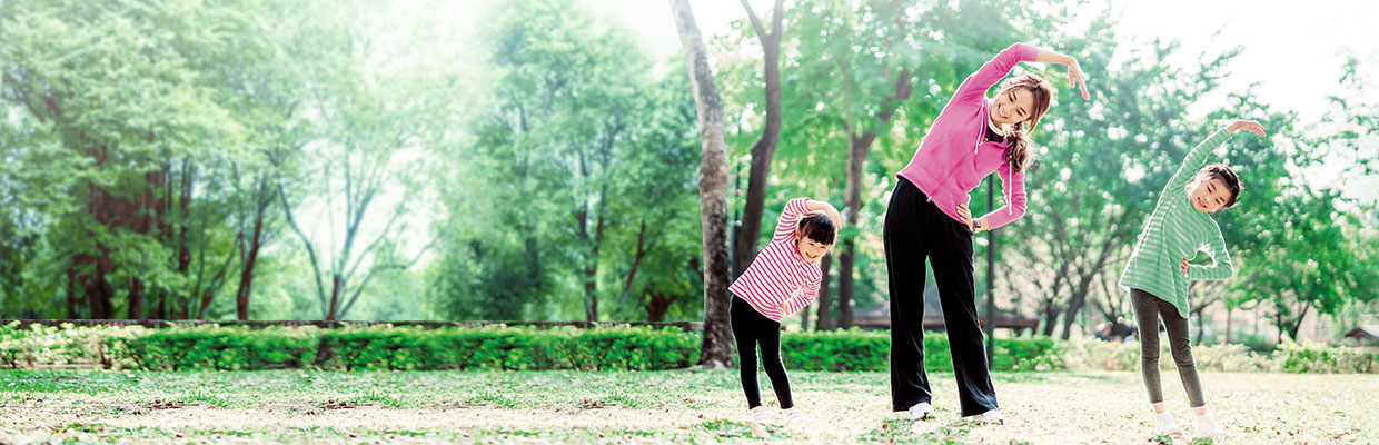 A mother and her children are doing exercise in the park; image used for HSBC Macau HSBC Flexi Medical Insurance Plan page.