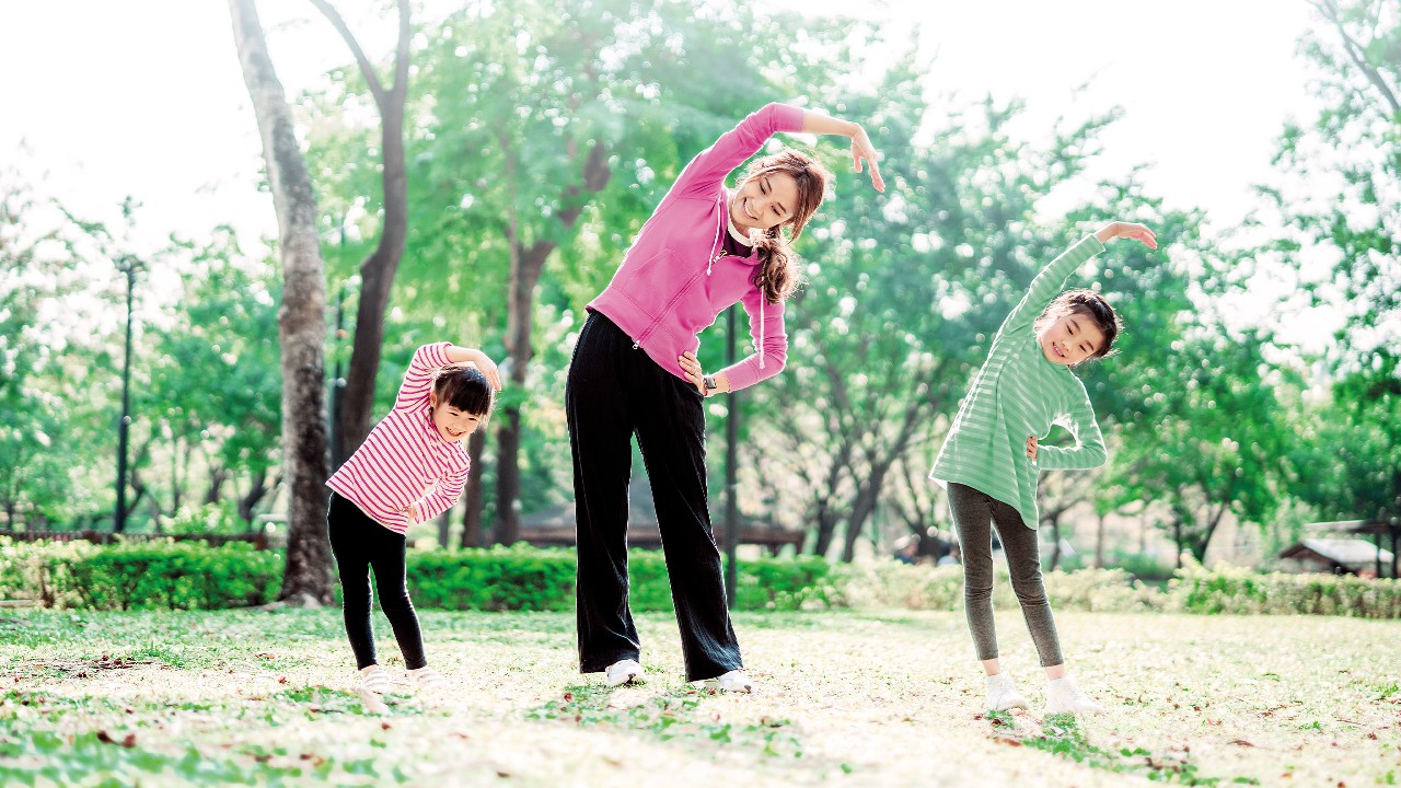 媽媽與小孩正在公園裡做運動